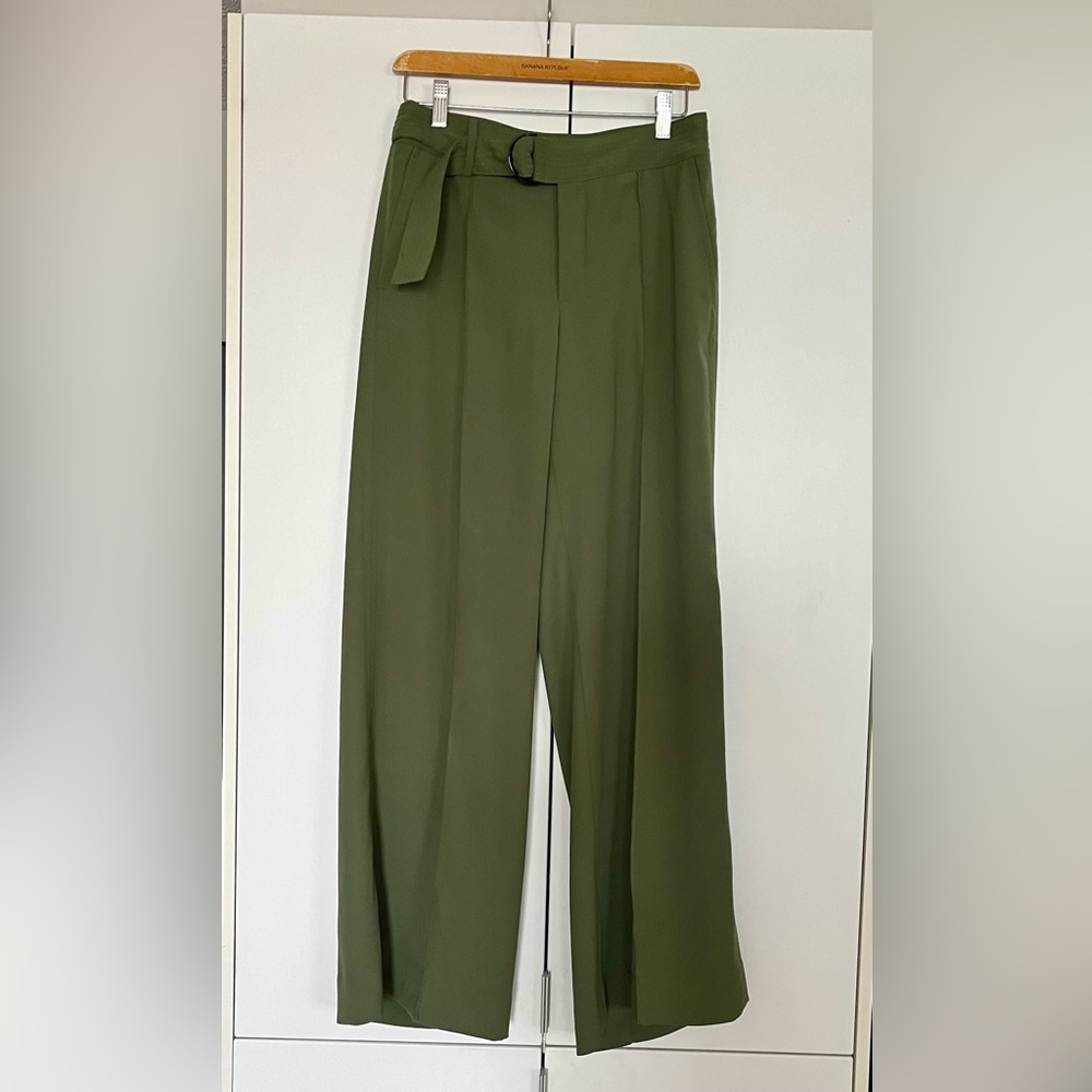 Banana Republic pants in a gorgeous green, super in fashion.